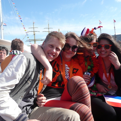 Am Krönungstag waren wir mit YFU bei der Königsfahrt auf einem Boot am IJmeer und haben Königin und König van Oranje live gesehen. Natürlich in Orange gekleidet!