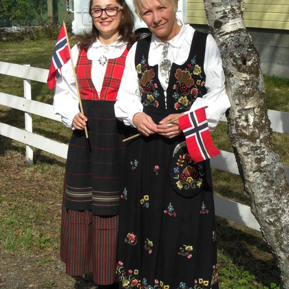 Der 17. Mai ist ein Norwegen Nationalfeiertag. Dieser Tag war für mich neben Weihnachten etwas ganz besonderes. Das Foto zeigt mich mit meiner Gastmama