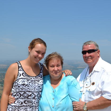 Mein Gastpapa mit meiner Gastmama und mir bei einem Sonntagsausflug auf einem Berg mit herrlicher Aussicht.