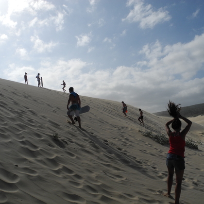 'Sandboarding' in den Dünen bei Van Stadens, einem Strand und Campingplatz nahe Port Elizabeth.