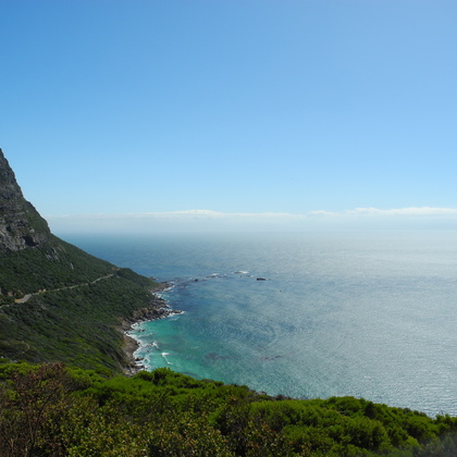 Die Küste in Stormsriver bei Tsitsikamma an der Garden Route - einer der beliebtesten Sightseeing Roads in Südafrika.