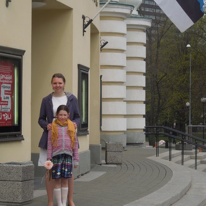 Mit meiner kleinen Gastschwester nach dem Muttertagskonzert in Tallinn.