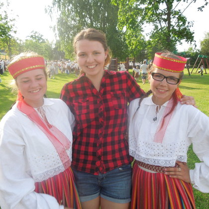 Zusammen mit Freunden (in estnischer Volkstracht) nach dem Järvamaa-Tanzfestival.