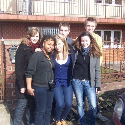 Vor dem Haus meiner Gastfamilie mit einigen anderen Austauschschülern, die zur selben Zeit Polen entdeckten. 
