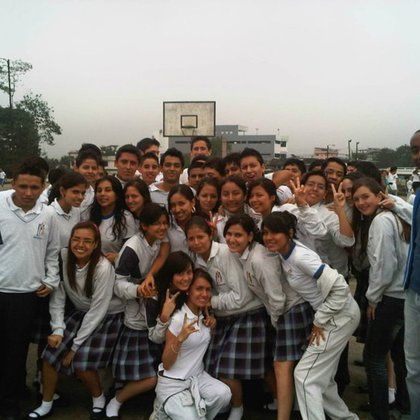 Ich mit meinen Mitschülern am Tag des Kindes. Dieser Tag wird in Ecuador richtig groß gefeiert. Wir sind in die Unterstufe unserer Schule gegangen und haben dort Süßigkeiten an die Kinder verteilt und mit ihnen gespielt.