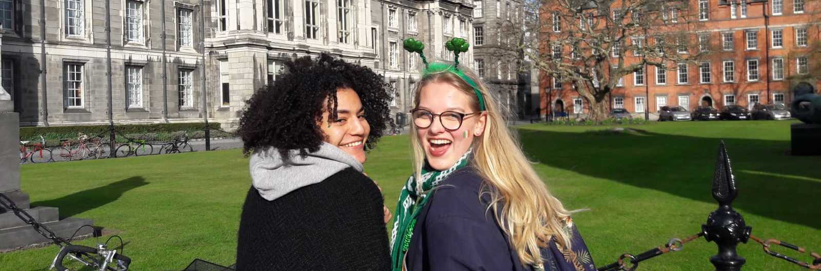 Cropped austauschschülerinnen in irland